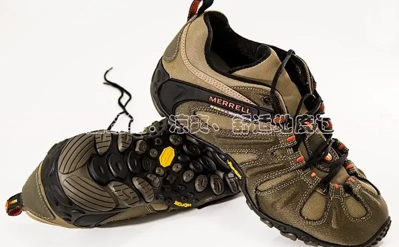 意昂体育入口百度技术学院全黑透气运动鞋：凉爽、舒适地度过每一步